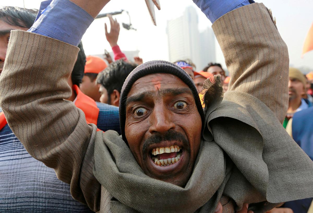 Hindunationalisti osoittamassa mieltään Intian Delhissä. Kuva: Adnan Abidi / Lehtikuva/Reuters