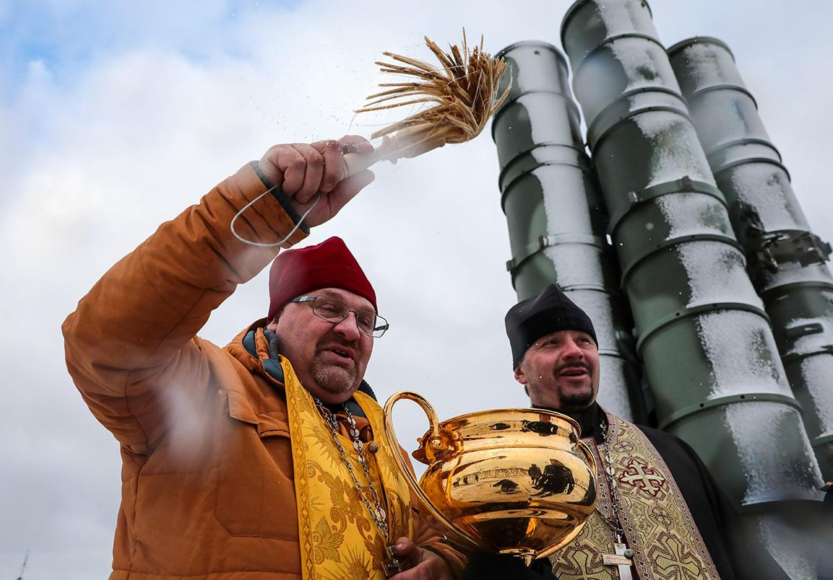 Ortodoksipappi siunaa ilmatorjuntaohjuksia Venäjän tukikohdassa Krimillä lähellä Ukrainan rajaa. Kuva: Sergei Malgavko / Itar Tass-Lehtikuva 