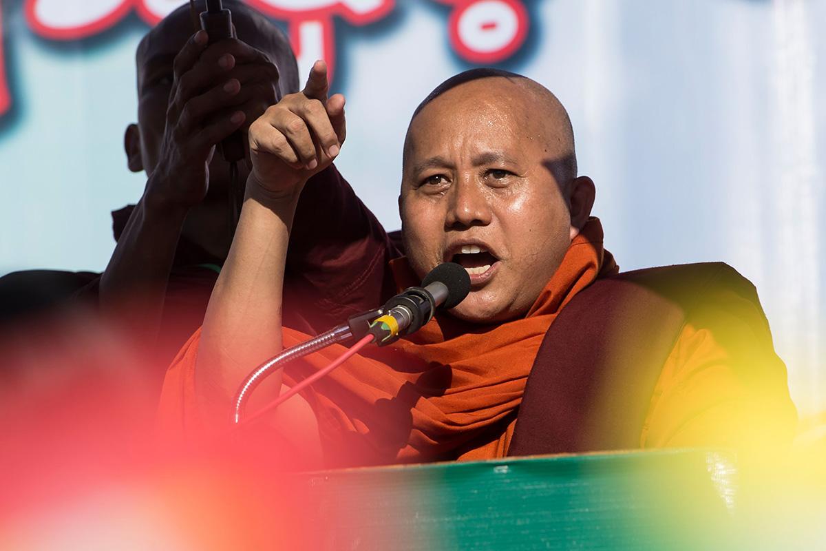 Buddhalainen äärinationalistinen munkki Wirathu pitämässä puhetta Myanmarin toiseksi suurimmassa kaupungissa Yangonissa. Kuva: Ye Aung Thu / Lehtikuva-AFP 