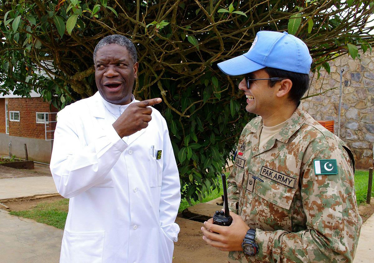 Kongolainen lääkäri Denis Mukwege on kristitty ja auttaa Kongon sodassa raiskattuja naisia. Hän sai toiminnastaan Nobelin rauhanpalkinnon. Hänen henkeään ja Panzin sairaalaa suojelevat YK:n rauhanturvaajat. Kuvassa pakistanilainen rauhanturvaaja. Kuva: Marc Jourdier Lehtikuva-AFP