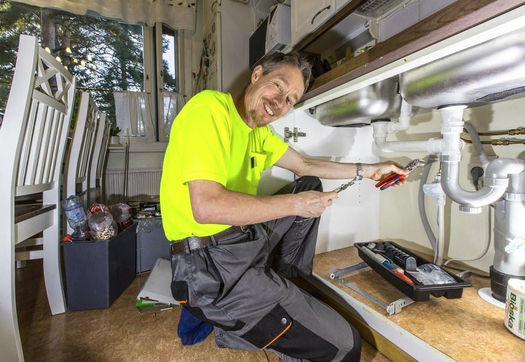 Yrittäjä Raimo Lonka asentaa tiskikoneen, kasaa huonekalut, pesee ikkunat ja pudottaa lumet katolta. Muun muassa. Kuva: Esko Jämsä