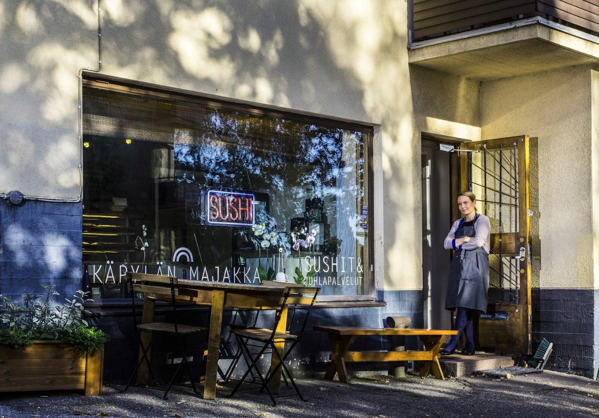 Käpylän Majakan yrittäjä Maija Flytström myy sushia mukaan. Myös pitopalvelua ja kakkuja saa tilauksesta. Kuva: Esko Jämsä