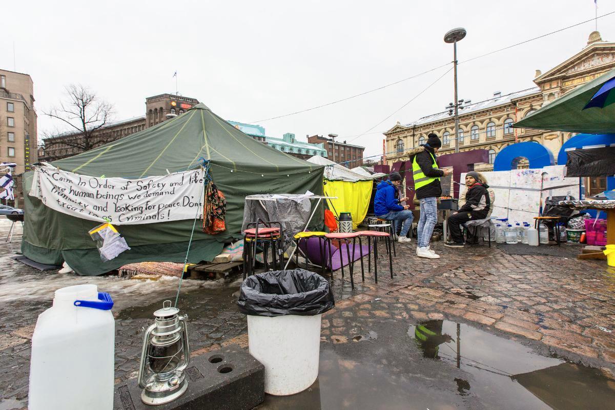 Turvapaikanhakijoiden mielenosoitus Helsingin rautatientorilla saa tukea kulttuuriväeltä ja seurakunnilta.