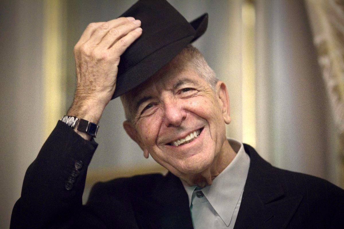 Leonard Cohen yhdisteli lyriikoissaan uskontoa ja eroottista rakkautta.