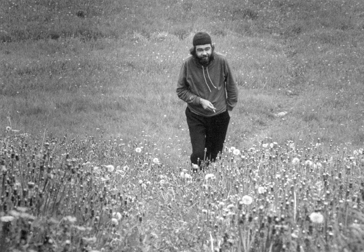Kirjailija Pentti Saarikoski kesäpaikassaan läntisellä Uudellamaalla vuonna 1972.