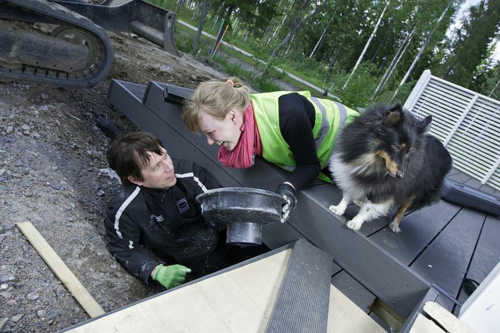 Pasi ja Miia Kolehmaisen, Sampon, Ukon ja Sagan sekä Juliette-koiran koti valmistuu asuntomessualueelle Kivistöön.