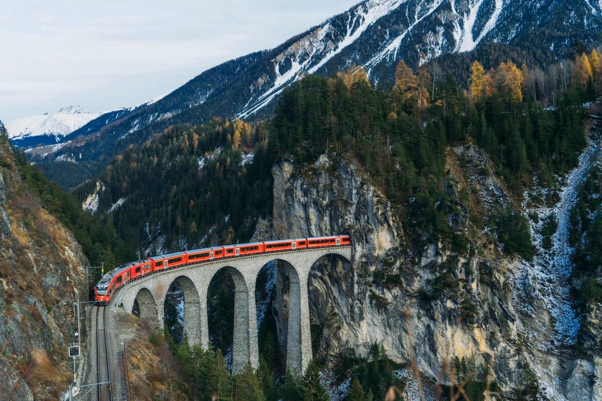 Sveitsin Alpeilla kulkee yksi Euroopan komeimmista junareiteistä, Bernina Express. Suuri osa reitistä on Unescon maailmanperintökohdetta.
