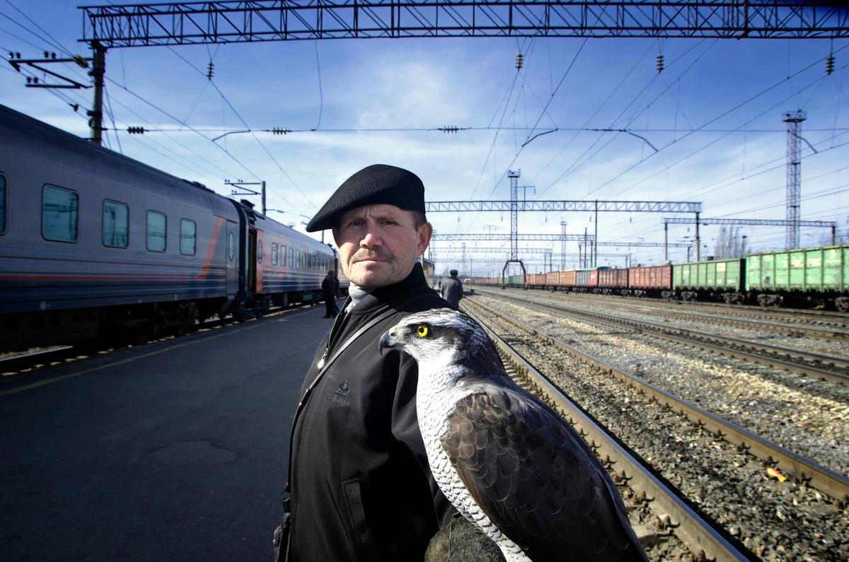 Venäläismies esiintyy haukkansa kanssa Ulan-Uden rautatieasemalla Siperiassa.