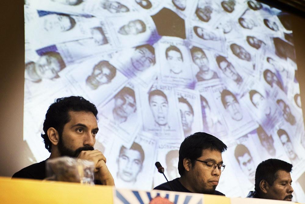 Meksikolaiset Román Hernández, Omar García ja Eleucadio Ortega vaativat oikeutta kadonneille ja kaikille, jotka kärsivät ihmisoikeusloukkauksista Meksikossa. Kuva: Pekko Vasantola