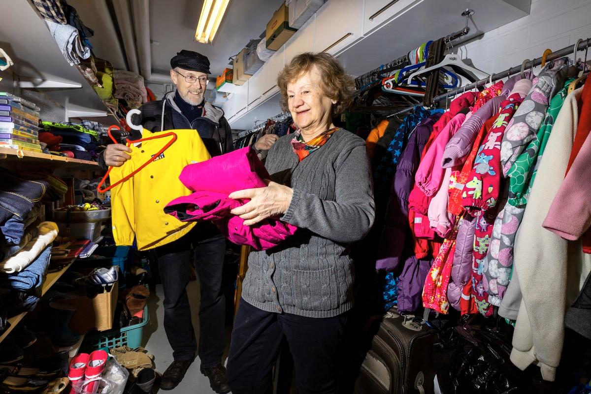 Lahjoitettavien vaatteiden tulee olla puhtaita ja ehjiä, niin että lahjoituksen saanut voi pukea ne päälle heti, korostavat Kari Roine ja Rauha Väisänen. Virossa on tarvetta kaikesta jokapäiväisessä elämässä tarvittavista asioista.