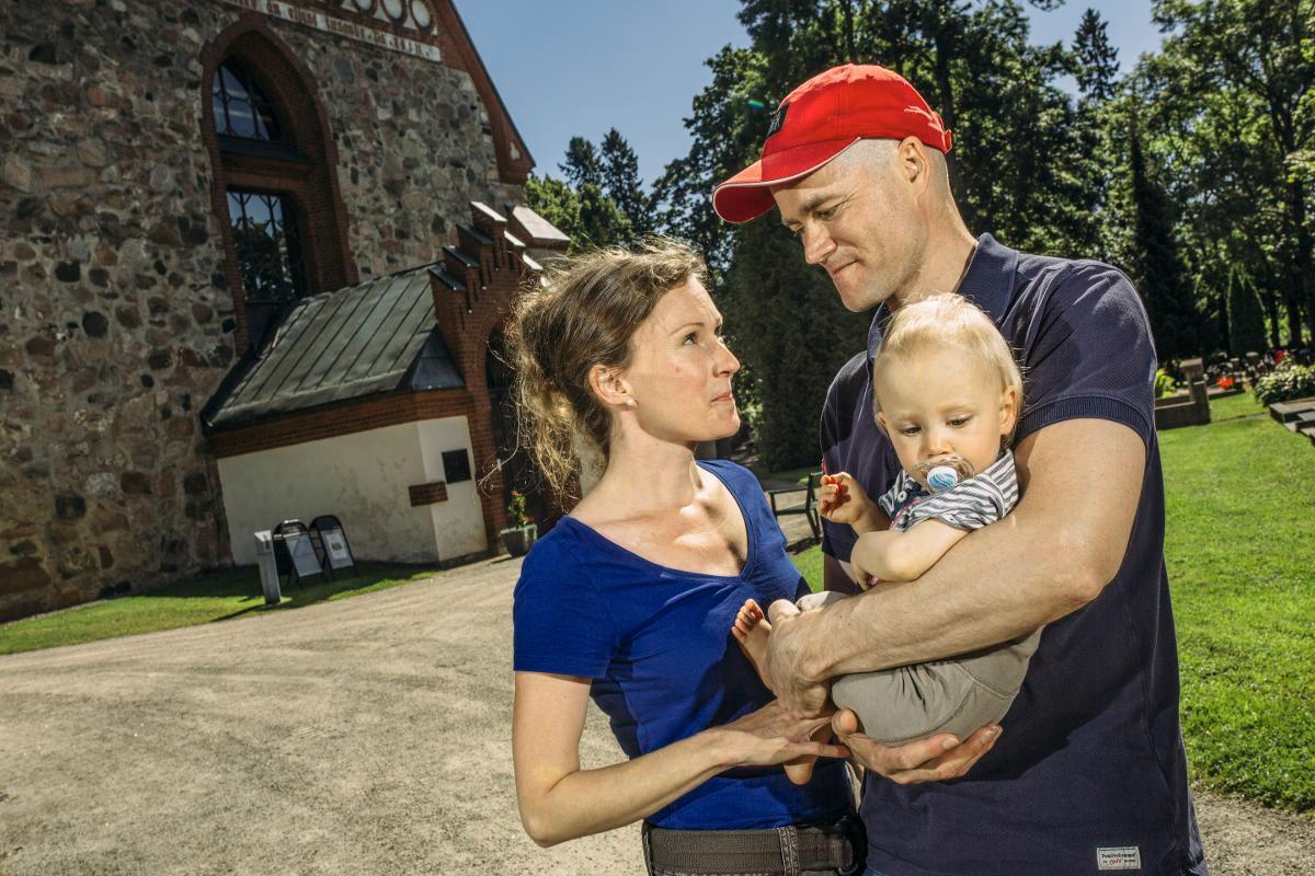 Häissä Heidi-tytär pääsee isä Vesa-Pekka Suutarin kanssa alttarin luo odottamaan äiti Annika Evälää. Kuva: Jani Laukkanen
