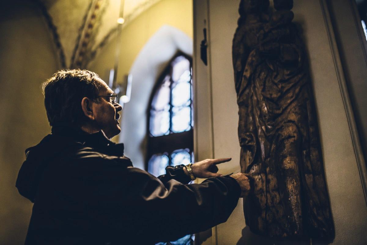 Pyhän Laurin kirkkoa koristaa Neitsyt Marian puuveistos. Kuva: Marianna Siitonen