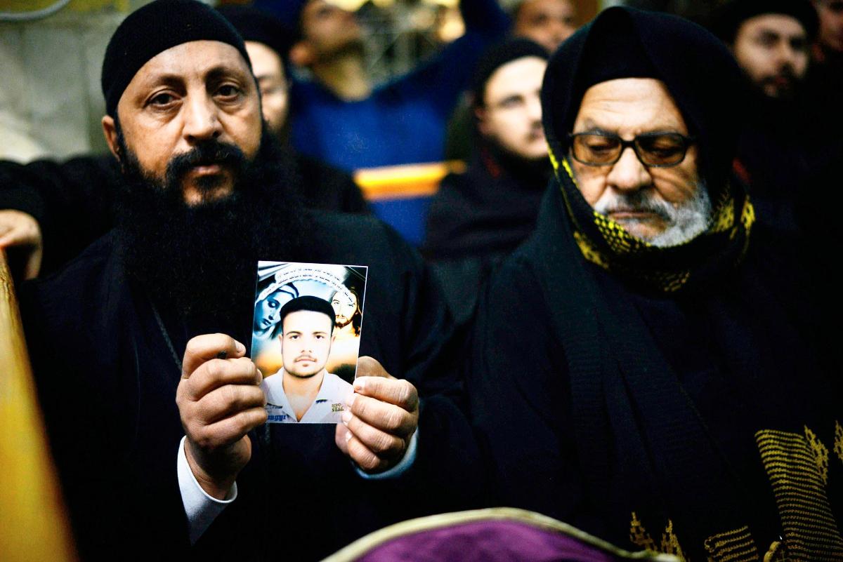 Koptikristitty kirkonmies näytti kuvaa egyptiläisestä uskonveljestään, joka joutui hänen mukaansa helmikuussa islamistien murhaamaksi.