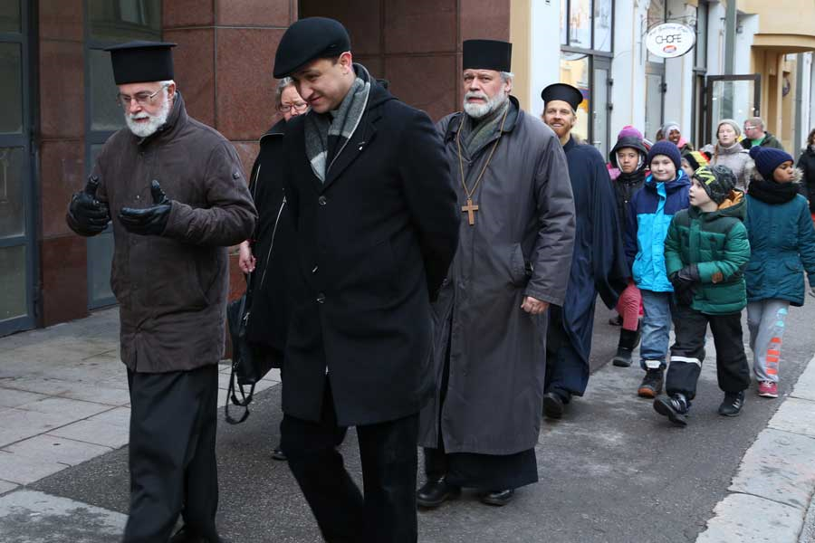 Eri uskontojen edustajat olivat yatävyyden ja rauhan asialla torstaina Helsingin keskustassa kävellessään pyhäköltä toiselle.