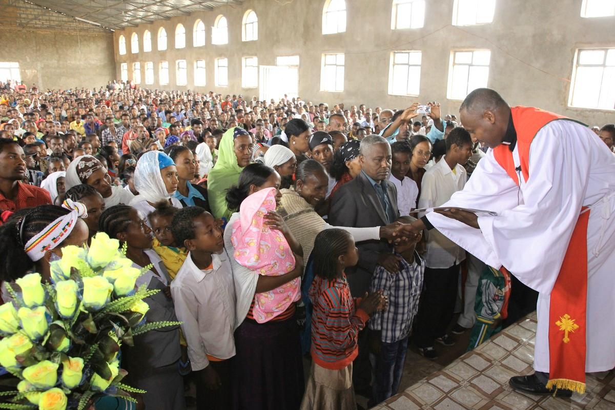 Pastori Sisay Adbeta jakaa kastetodistuksia. Etiopian Mekane Yesus -kirkko kasvaa hurjaa vauhtia. Kuva: Sari Lehtelä / Suomen Lähetysseura