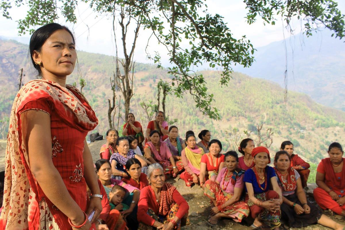 Parvati Sapkota johtaa Pulpitin naistenryhmää Gorkhassa, Nepalissa. Suomen Lähetysseuran ja SAHAS-järjestön kehitysyhteistyöhankkeella parannetaan ruokaturvaa ja naisten asemaa. Kuva: Teressa Juhaninmäki / Suomen Lähetysseura