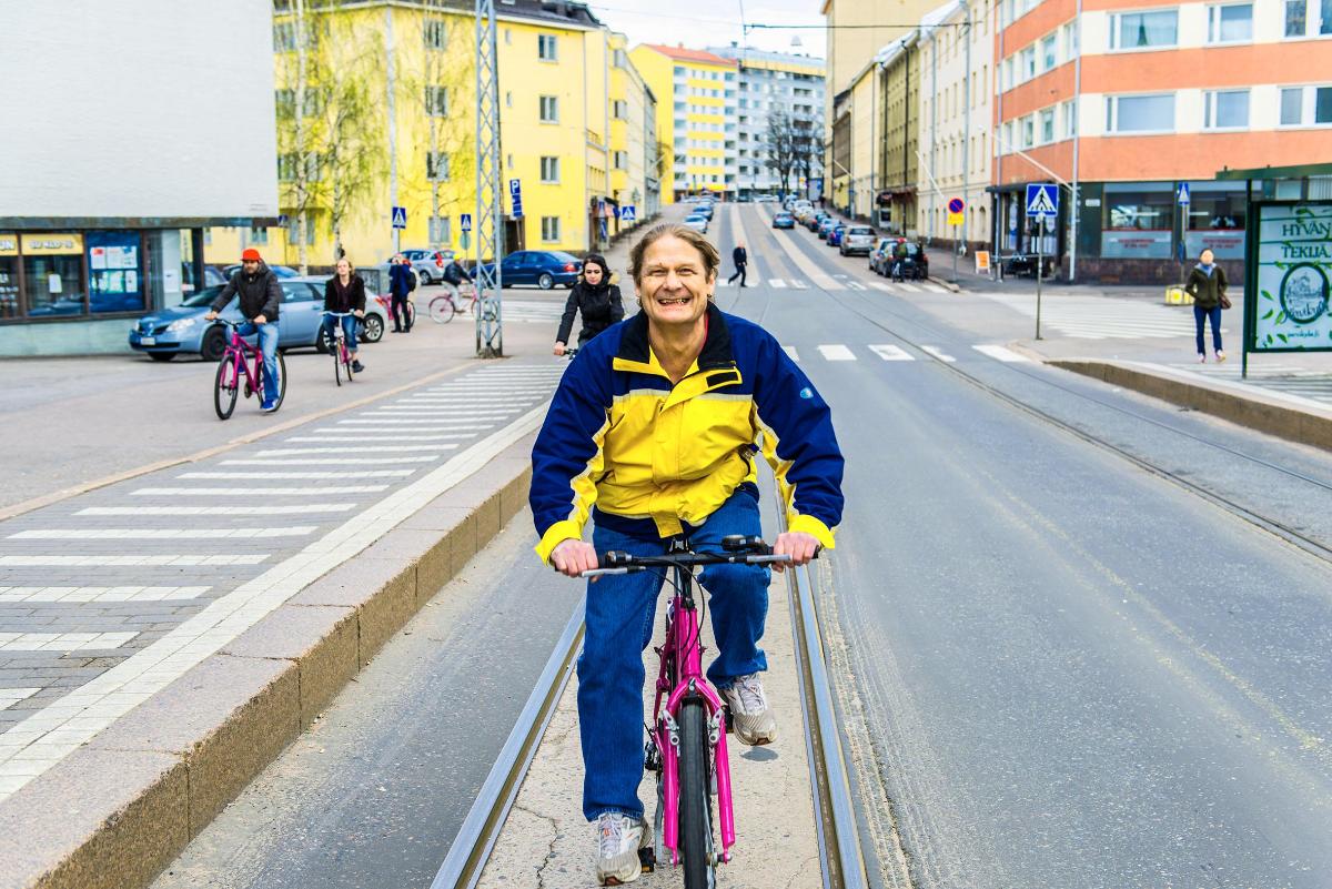 Miika Lehtinen johti ensimmäistä kierrosta kirkon ympäri Luottofillareilla. Hän on yksi pyöriä kunnostaneista vapaaehtoisista.