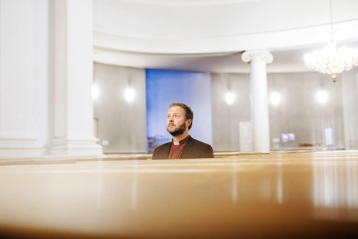 Helsingin tuomiokirkko on piispa Teemu Laajasalolle rakas ja nurkkiaan myöten tuttu.