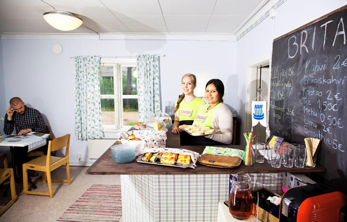 Sanni Koukku (vas.) ja Sonja Nurminen saivat kesätöitä pariksi viikoksi Laajasalon keskustaan avatusta kahvilasta.
