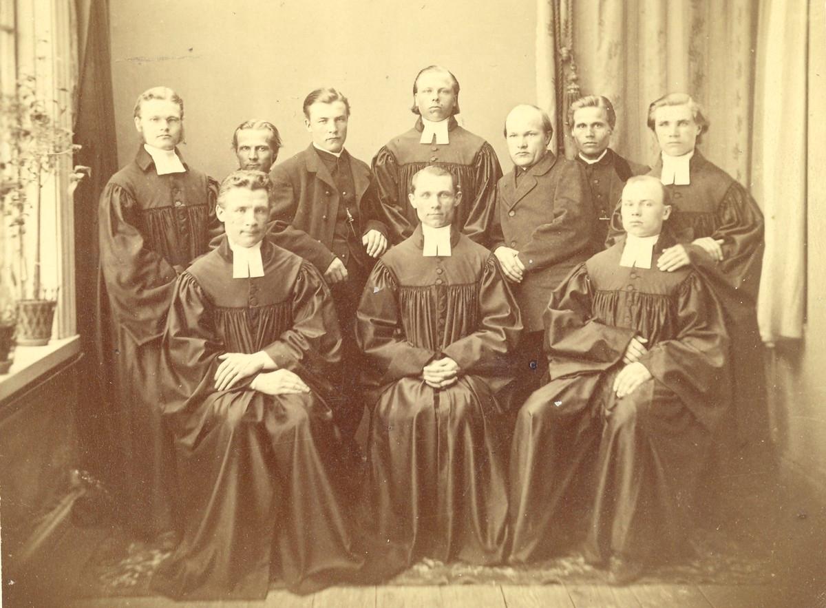Ensimmäiset lähtijät vuonna 1868: takarivissä K. E. Jurvelin, E. Juntunen, J. Nissinen, M. Rautanen, J. Heinonen, A. Piirainen ja K. L. Tolonen sekä edessä B. B. Björklund, K. A. Weikkolin ja P. Kurvinen.