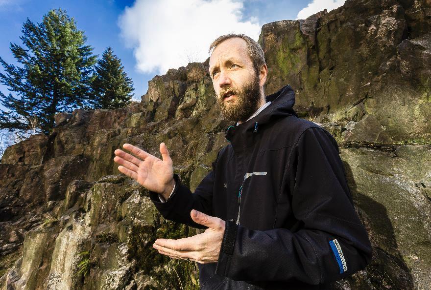 Yksinäisyyden kuvaaja. Valokuvaaja Trond H. Trosdahl teki näyttelyn yksinäisten hautajaisista. Kuva: Jukka Granström