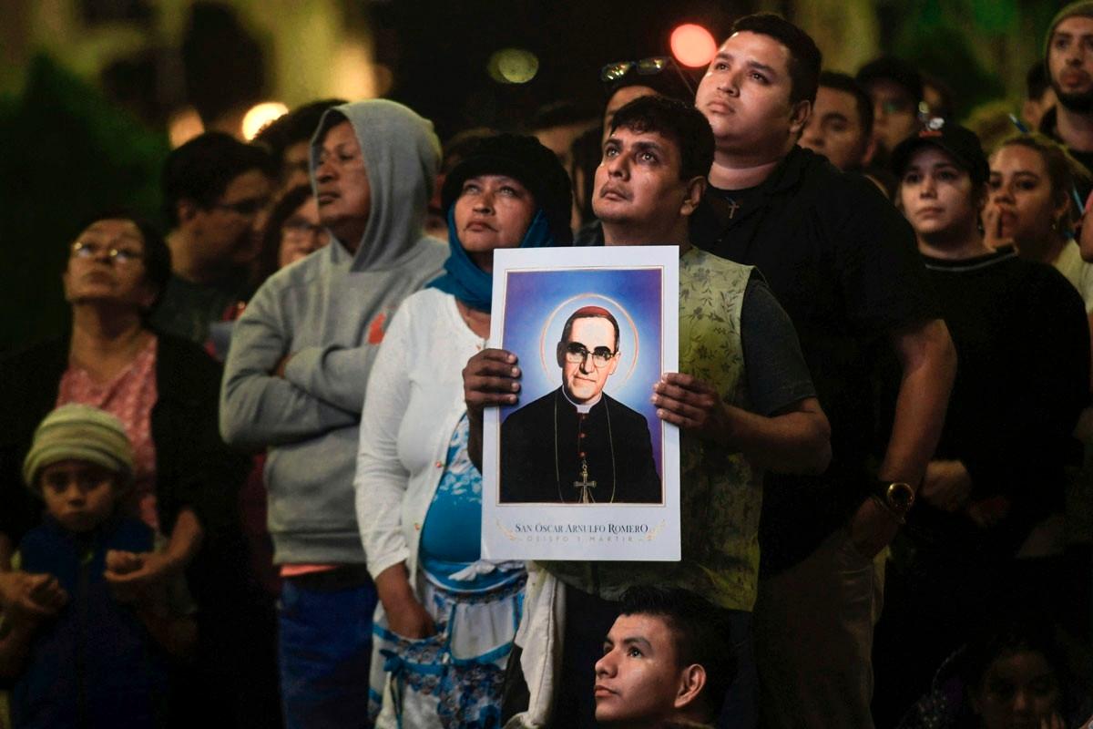 Arkkipiispa Oscar Romero puolusti köyhiä sekä vastusti armeijan ja äärioikeiston puolisotilaallisten joukkojen väkivaltaa El Salvadorissa. Hän joutui salamurhan uhriksi 1980. Katolinen kirkko julisti hänet pyhimykseksi lokakuussa 2018.