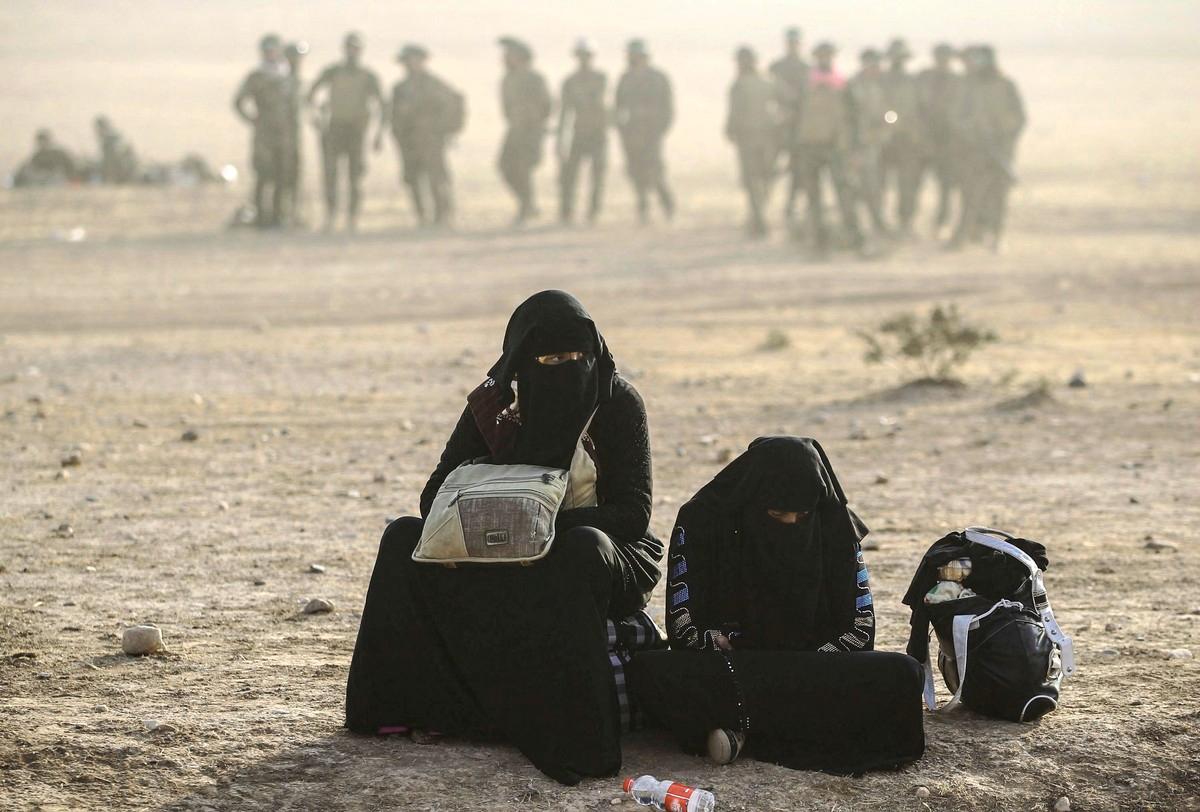 Vuosikymmenien sota ja väkivalta ovat romahduttaneet naisten aseman Irakissa. Kuvassa irakilaisnaiset istuvat uupuneina hietikolla odottamassa, kun hallituksen joukot valmistautuvat hyökkäämään Mosuliin lokakuussa 2016.
