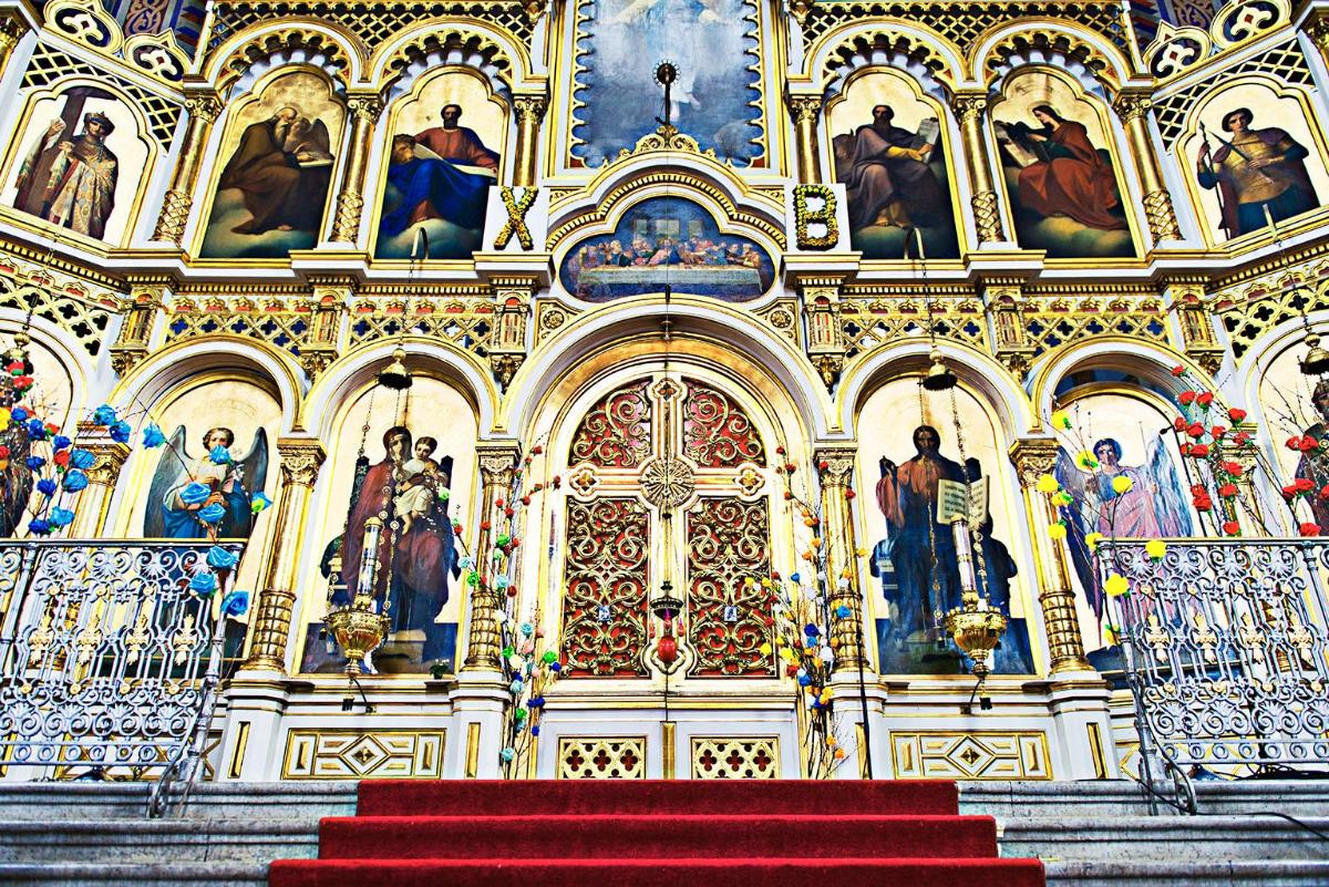 Käynti pyhimpään. Paperiruusuin koristellut pajunvitsat koristavat Uspenskin katedraalia vielä toukokuussa. Pääsiäinen on ortodoksisen kirkon ykkösjuhla.