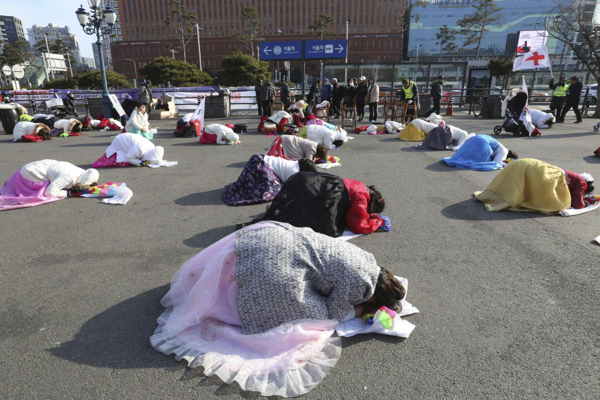 Etelä-Korean kristityt rukoilivat jälleenyhdistymisen puolesta Etelä-Korean Soulissa uudenvuoden päivänä 1. tammikuuta 2019.  Pohjois-Korean johtaja Kim Jong Un sanoi samana päivänä toivovansa jatkoa ydinaseneuvotteluille presidentti Donald Trumpin kanssa vuonna 2019, mutta varoitti myös Washingtonia olemaan testaamatta Pohjois-Korean kärsivällisyyttä seuraamuksilla ja paineilla. Kuva: Ahn Young-Joon / AP – Lehtikuva