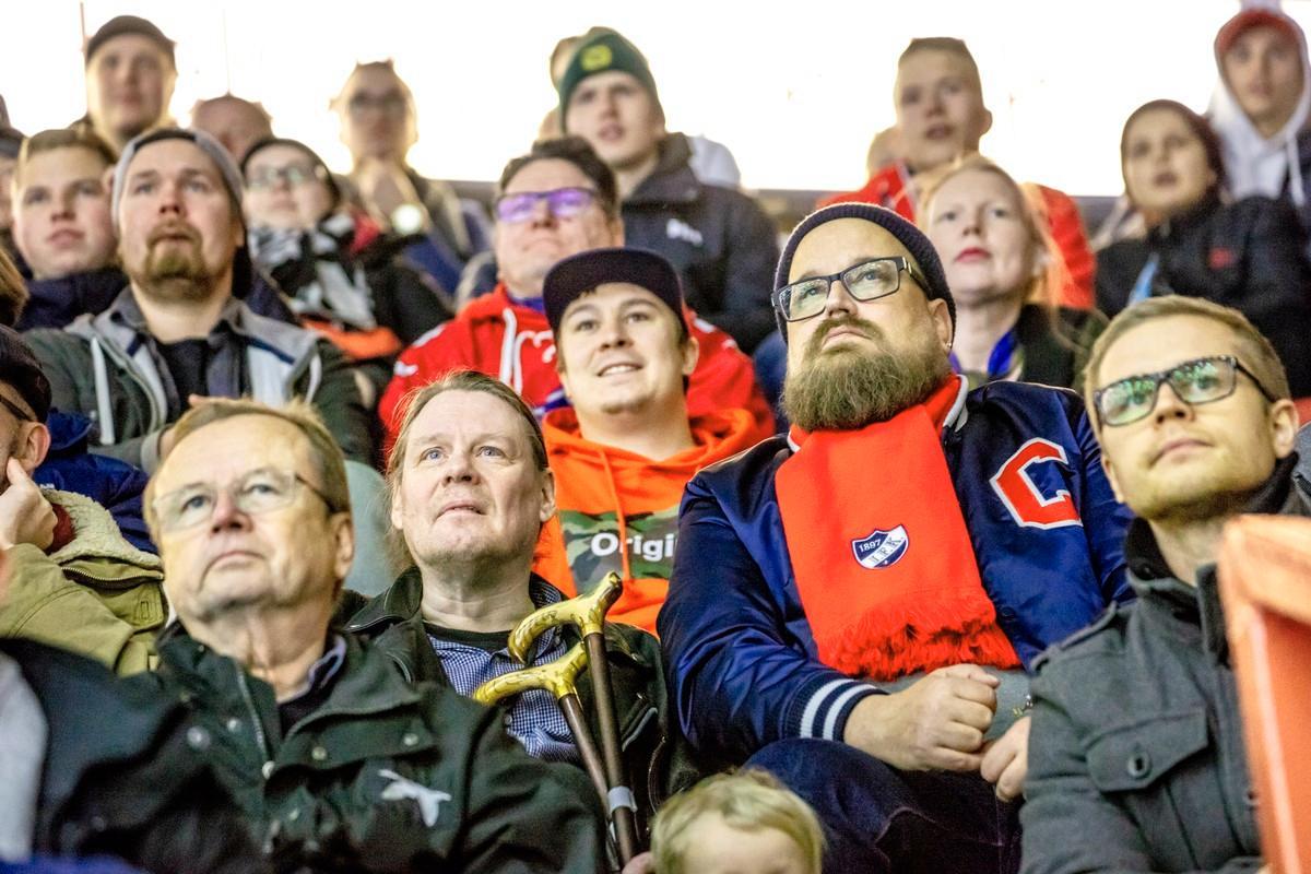 HIFK:n kannattajat seuraavat ottelun vaiheita vakavina. Keskellä uskontotieteilijä Jussi Sohlberg ja pastori Jan Ahonen.