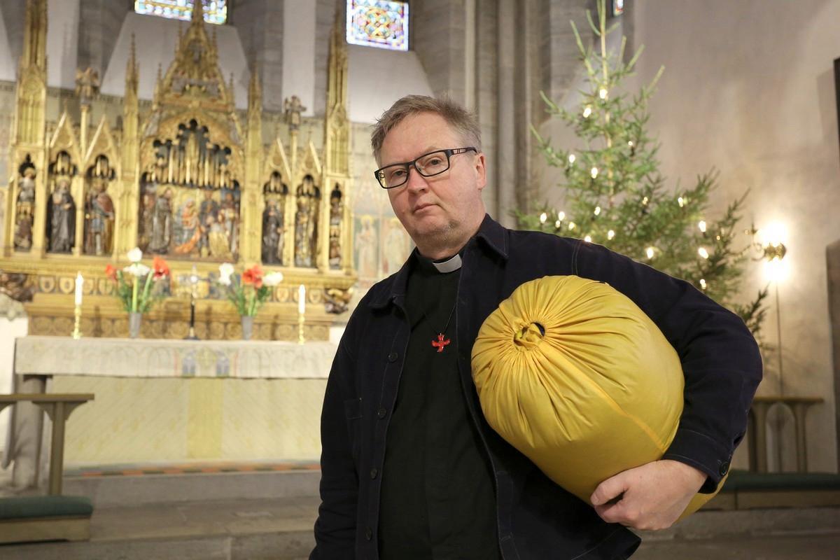 Tuomiorovasti Mats Hermansson nukkui, paastosi ja rukoili kirkossa viikon ajan tukeakseen karkotuksen uhkaamia afganistanilaisia.