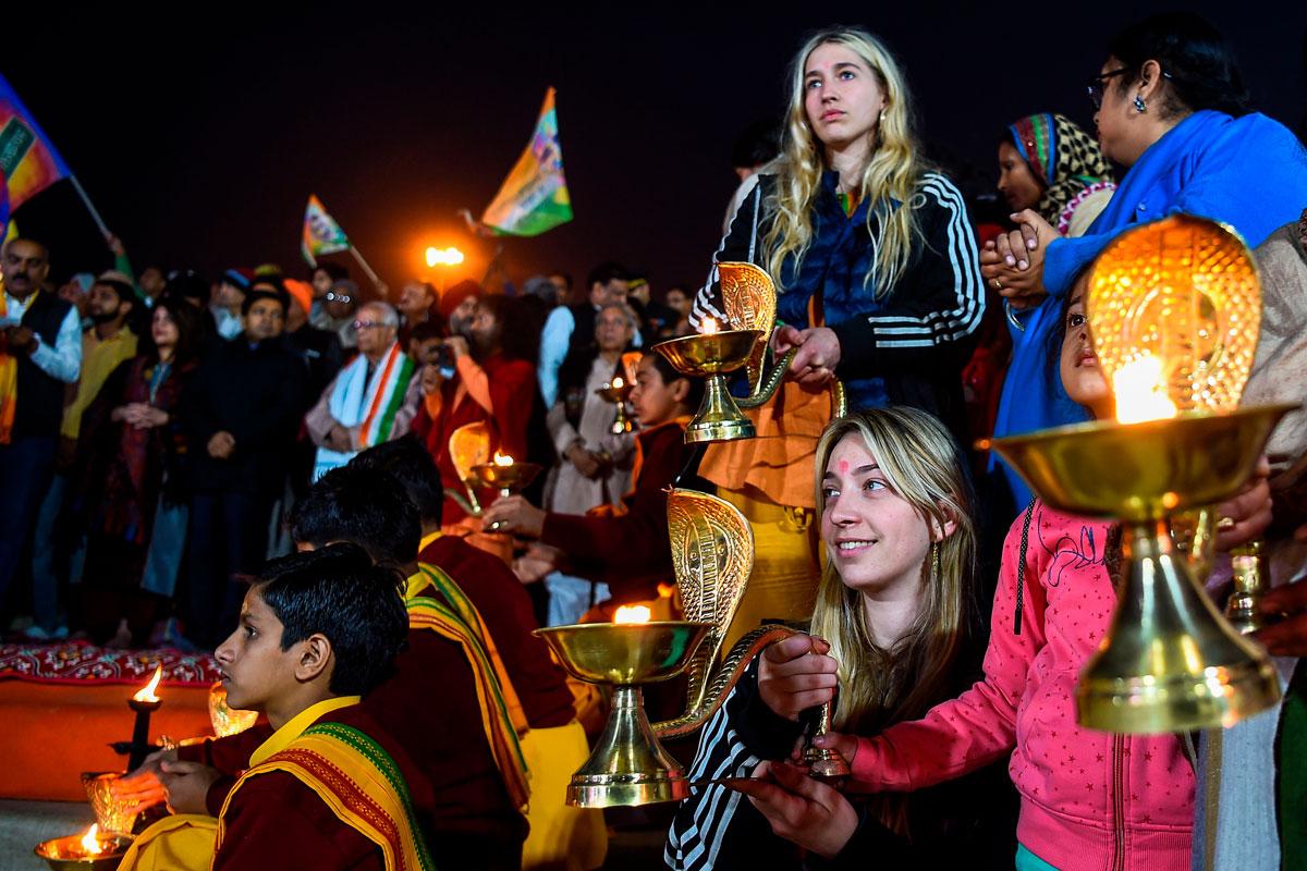 Pyhiinvaeltajia eri puolilta maailmaa osallistui tammikuun puolessa välissä hindujen Kumbh Mela –juhlaan Allahabadissa, Intiassa.  Kumbh Melassa puhdistaudutaan synneistä Sangamin vedessä. Sangam on hindujen pyhä paikka, jossa Ganges-, Yamuna- ja Sarasvati-joet yhdistyvät.  Kumbh Mela on maailman suurin joukkokokoontuminen, jonka rinnalla lestadiolaisten suviseurat ja körttien Herättäjäjuhlat vaikuttavat pienen piirin nurkkatansseilta. Kahdentoista vuoden välein Allahabadissa järjestettävään Kumbh Melaan osallistuu kymmeniä miljoonia ihmisiä.  