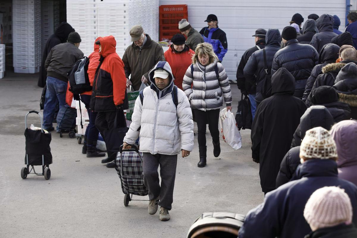 Käsille tarvetta. Herttoniemen seurakunnan vapaaehtoiset jakavat ruokaa Myllypurossa. Kuva on viime keväältä. Kuva: Roni Rekomaa