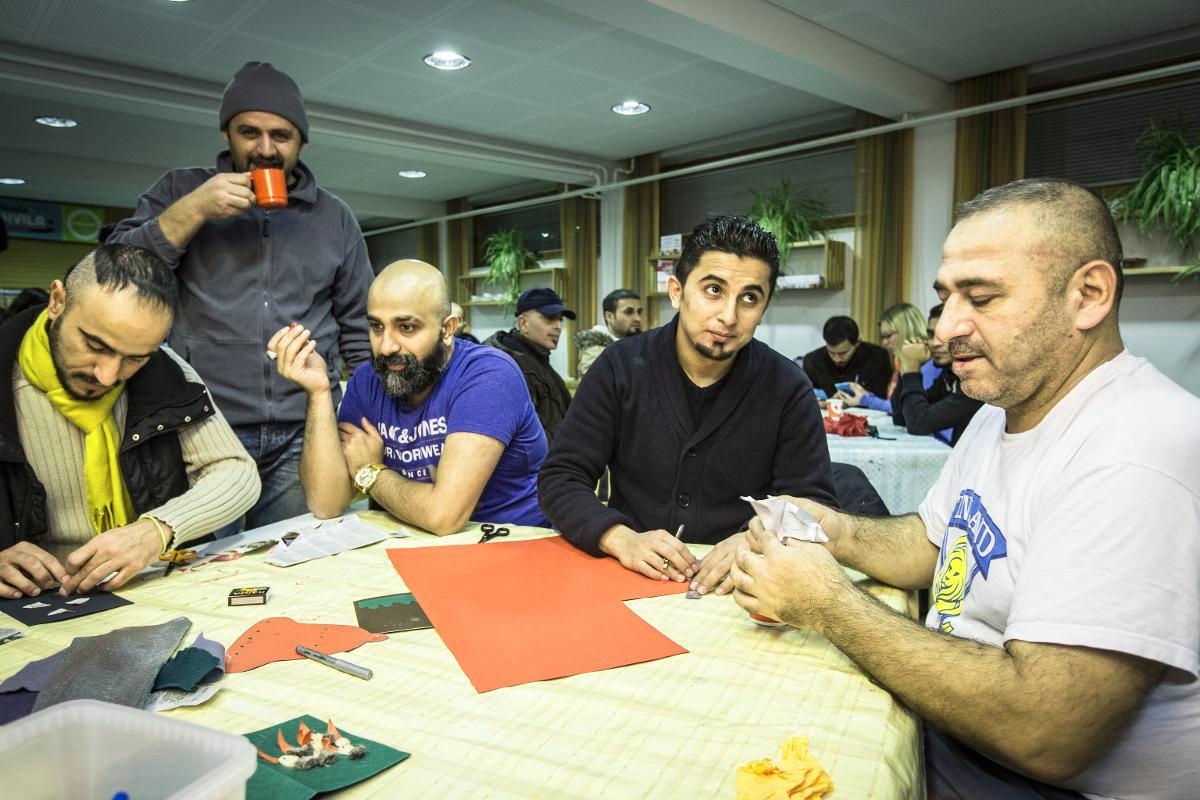 Mohammed Zeki, Waliid Ghanem, Sabaa Mresin, Ali Al-Lami ja Waleed Kamil viihtyvät edelleen Lauttasaaren kirkolla, vaikka heidän majoituspaikkansa siirrettiin sieltä Stadionille. Kuva: Esko Jämsä