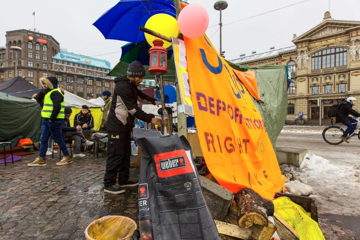 Turvapaikanhakijoiden mielenosoitus Rautatientorilla on jatkunut lähes kuukauden.