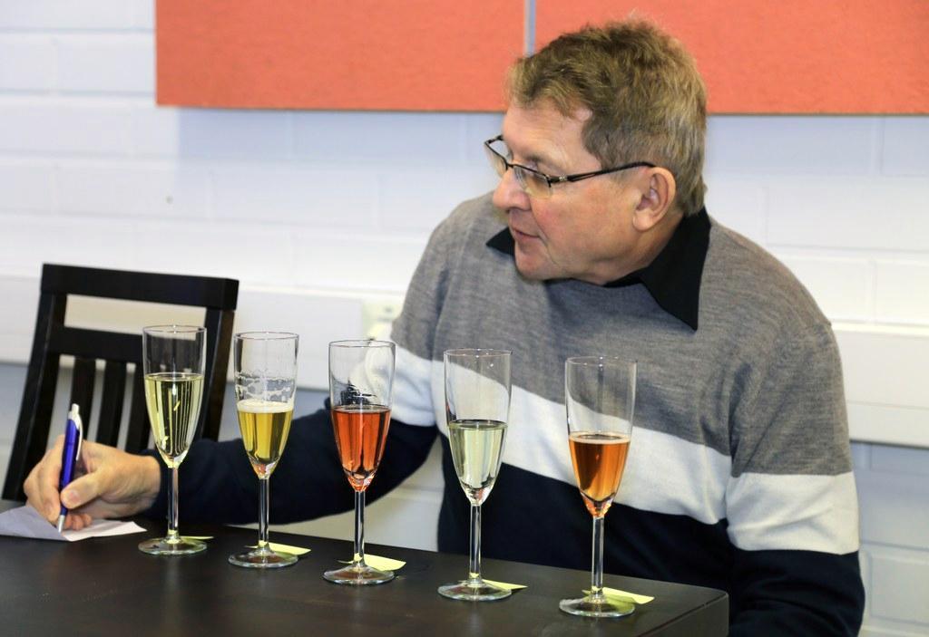 Alkon entinen laatuasiantuntija Mikko Ojanperä arvioi alkoholittomia kuohujuomia ja yllättyi hyvästä tasosta. 