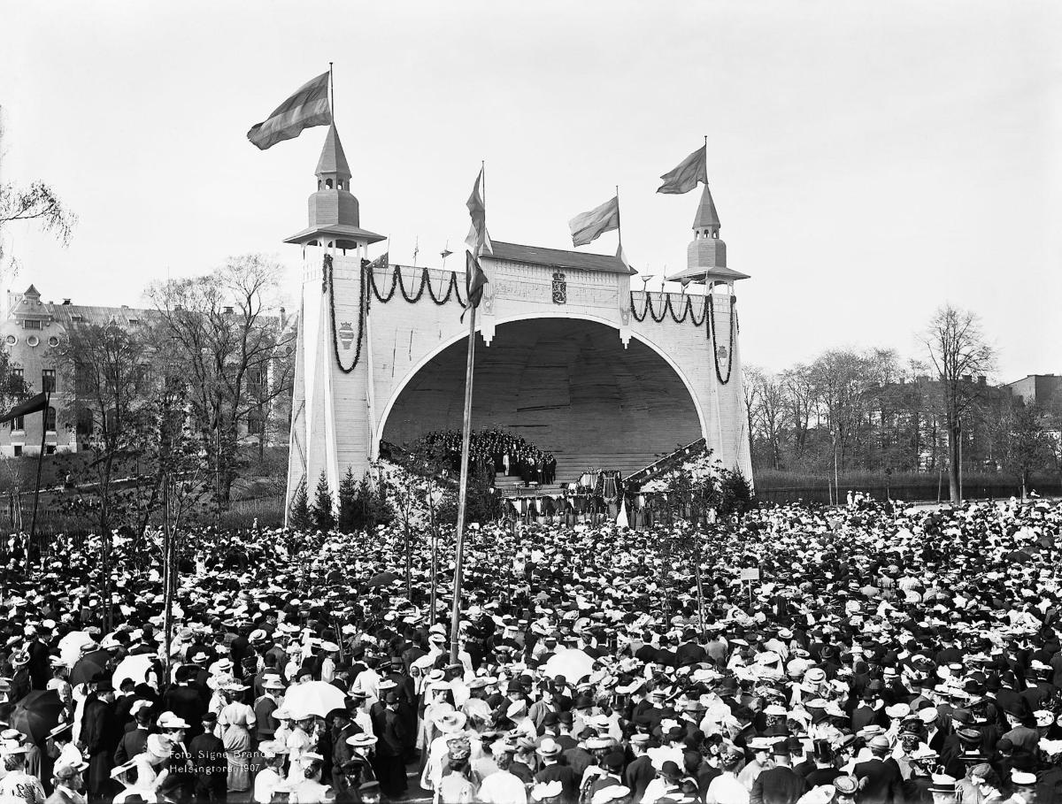 Kaisaniemen urheilukentällä vietettiin laulujuhlia 6.–9.6.1907. Kuva: Signe Brander / Helsingin kaupunginmuseo