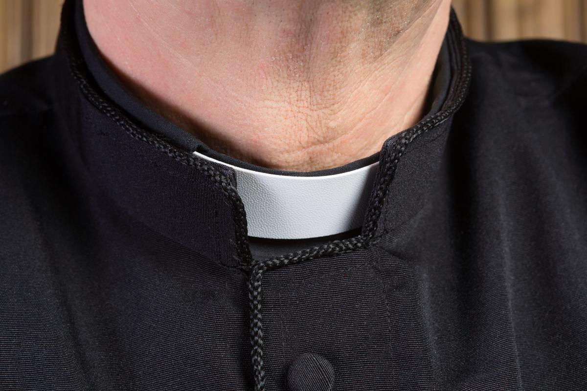 Perjantaina 17.3. pappeja kehotetaan pukeutumaan virkansa tunnuksiin.