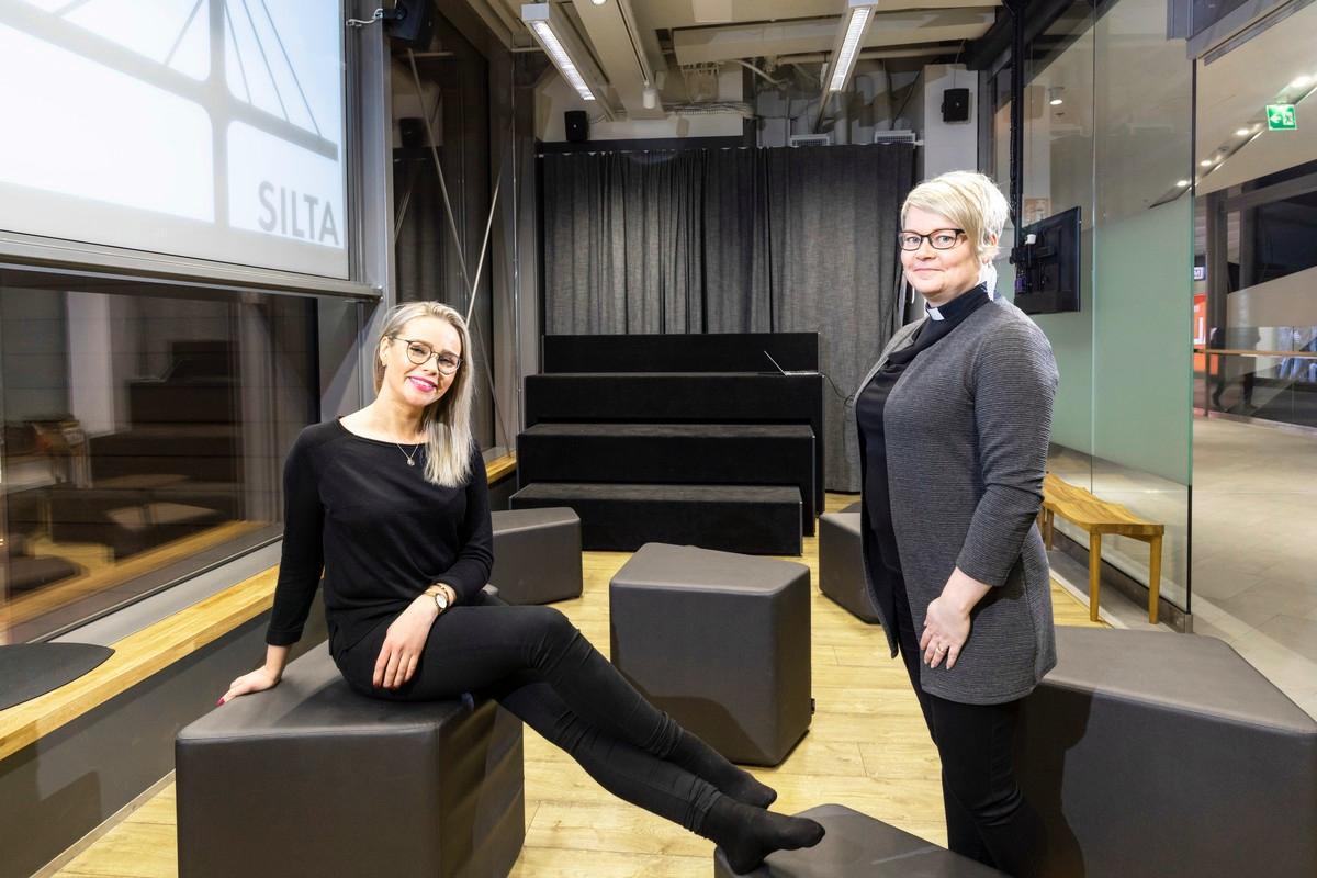 Sillanrakentajat eli projektiteologi Elina Pöysti ja projektipäällikkö Mari Mattsson toivottavat väen tervetulleeksi Siltaan.