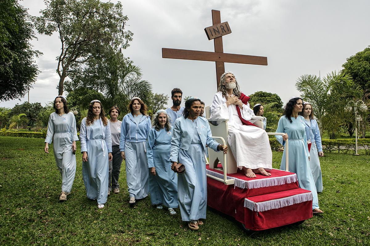 Valkoiseen kaapuun ja sandaaleihin pukeutuva brasilialainen Inri Chisto julistautui profeetaksi 21-vuotiaana ja kymmenen vuotta tämän jälkeen Kristukseksi. Hänet on karkotettu useasta maasta ja hän ollut vankilassa kirkon häpäisystä.