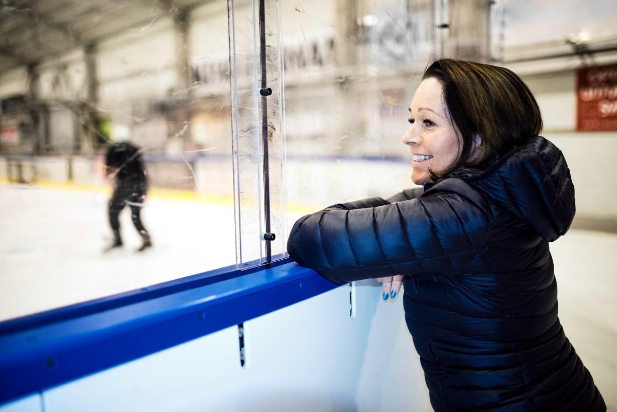 Paula Kujala käy usein poikiensa jääkiekko- ja tennisotteluissa.