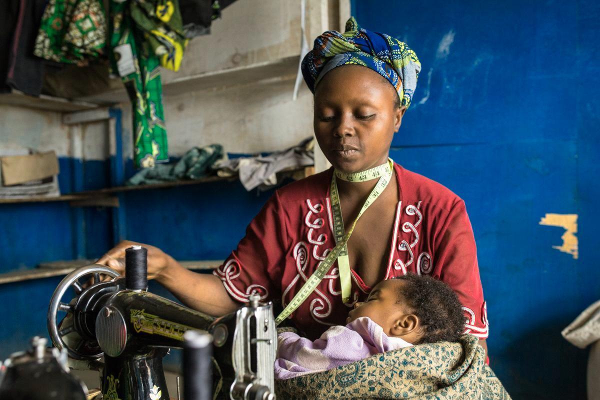 Seitsemän lapsen äiti Kubuya Kahoo oppi ompelemaan Kirkon Ulkomaanavun koulutuksessa Kongossa. Kirkon Ulkomaanavun työ Kongossa on lopetettavien listalla. Kuva: Ville Asikainen/Kirkon Ulkomaanapu