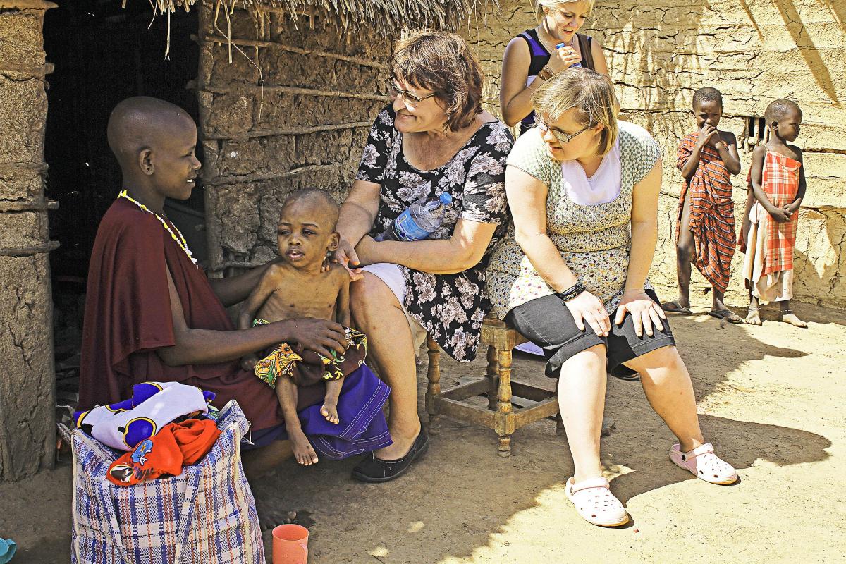 Vertaistukea. Sari ja Sanna Sepponen tapasivat Tansaniassa kehitysvammaisen Bahati Maiko Ojayan ja hänen äitinsä Sofia Ojayan. Sepposet muistuttivat, että vammaisia lapsia syntyy joka puolella maailmaa ja että haasteista selviää.