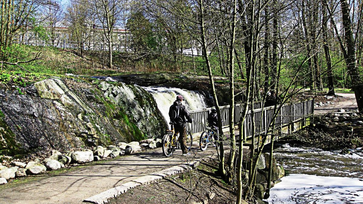 Strömbergin puistosta Pitäjänmäeltä löytyy komea vesiputous. Kuva: Marko Leppänen