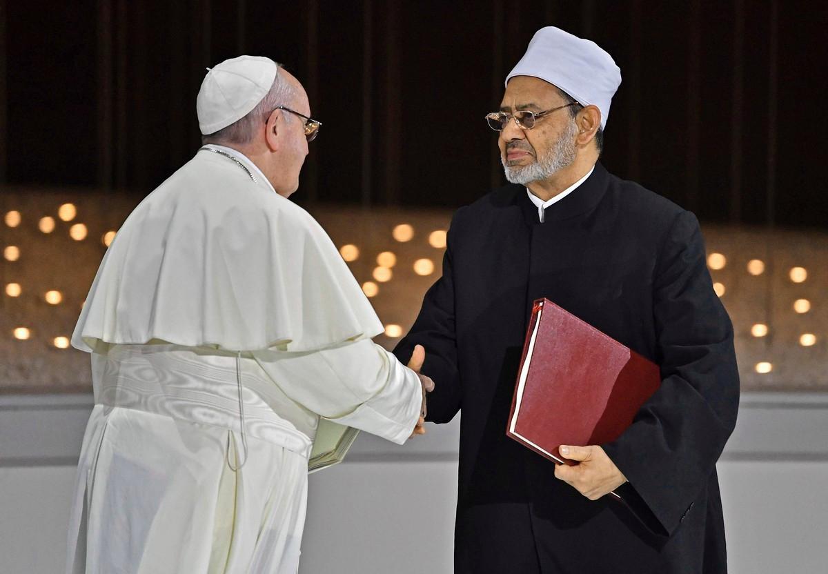 Paavi Franciscus ja suurimaami Ahmed el-Tayeb kättelivät toisiaan lämpimästi allekirjoitettuaan yhteisen julistuksen.