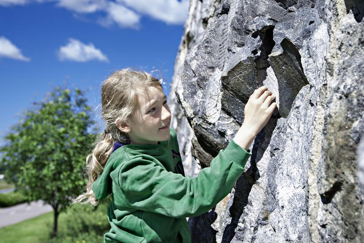 Toisinaan kätkön vuoksi on kiivettävä tai ryömittävä. Emil Grönholmin mielestä on vain hyvä, jos kätkö on vähän vaikea löytää. Kuva: Saara Vuorjoki