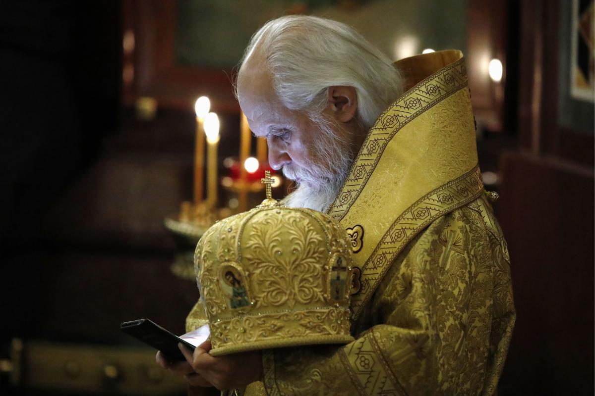 Venäläinen ortodoksipappi tarkistaa älypuhelimestaan tuoreimmat uutiset kesken juhlaliturgian, joka järjestettiin Kristus Vapahtajan katedraalissa lähellä Kremliä Moskovan ja koko Venäjän patriarkka Kirillin kruunaamisen kymmenvuotispäivänä 1. helmikuuta 2019.