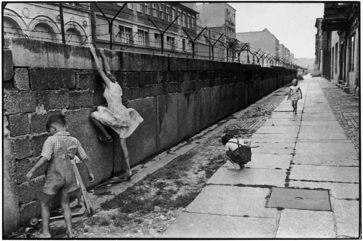 Vaikuttava. Ateneumin näyttelyssä on nähtävissä muun muassa Henri Cartier-Bressonin valokuva Berliinin muuri, jonka hän on kuvannut Länsi-Berliinissä vuonna 1962. Kuva: Henri Cartier-Bresson
