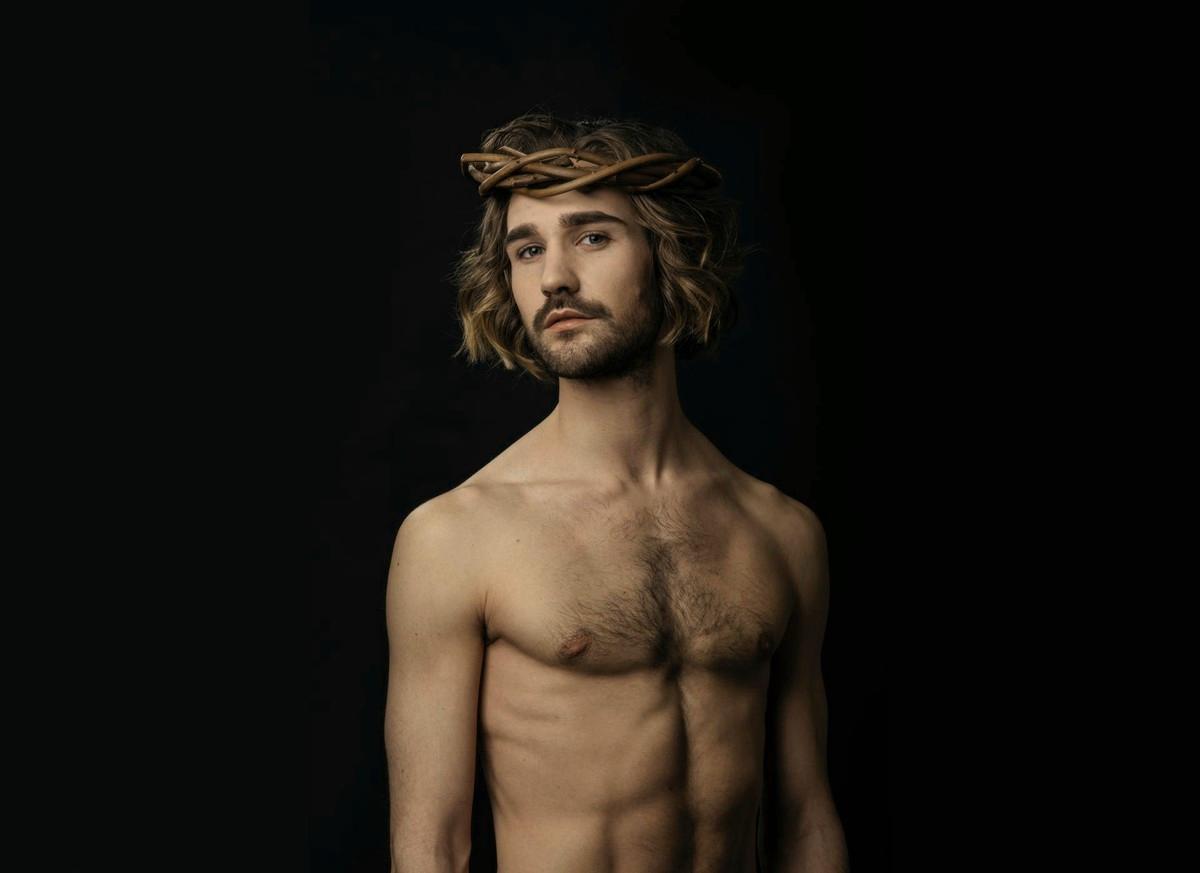 Via Cruciksen Jeesusta esittää Eric Barco.