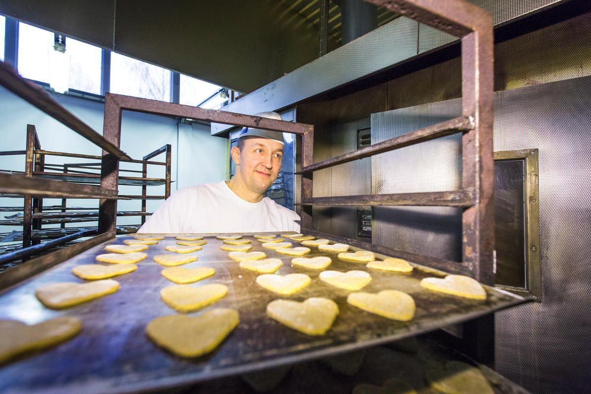 Vuoroa odottelemassa. Uudenmaan leipä valmistaa vuosittain satojatuhansia piparkakkuja. Yhden piparkakun valmistamiseen menee kolmisen päivää. Kuva: Esko Jämsä